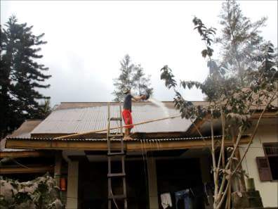 Warga Noongan Mulai Bersihkan Atap Rumah